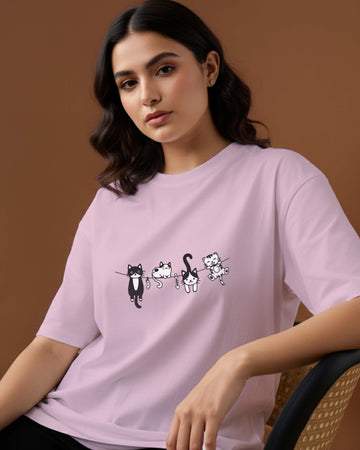 Woman wearing a Dumkee light purple oversize t-shirt with cat illustrations.