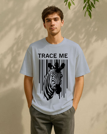 Person wearing a  Dumkee Oversize light gray t-shirt with a zebra graphic and 'TRACE ME'