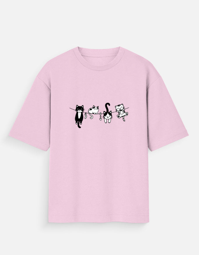 Woman wearing a Dumkee light purple oversize t-shirt with cat illustrations.