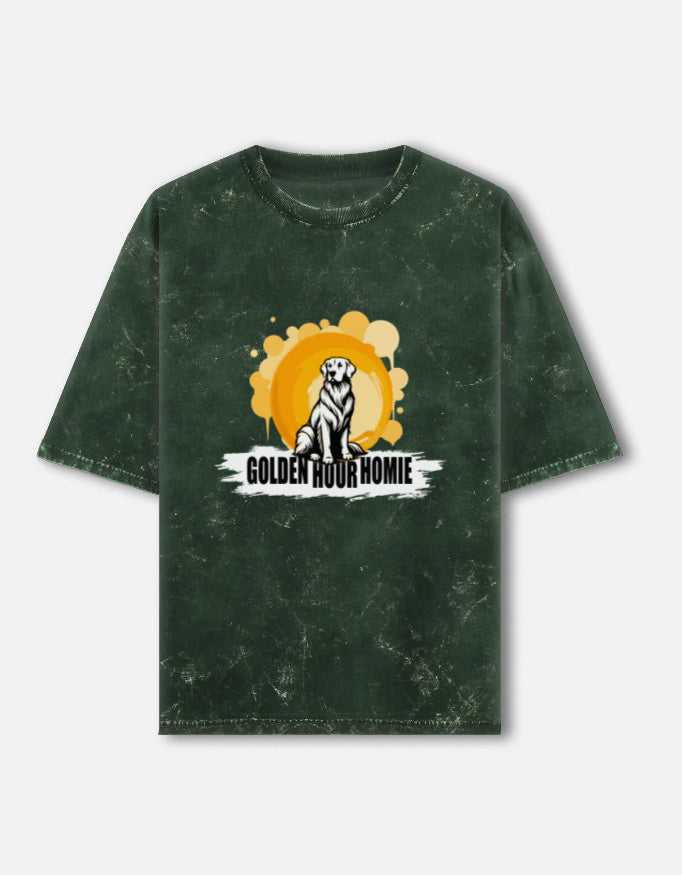 Man wearing a Dumkee Oversize green t-shirt with a dog graphic and text