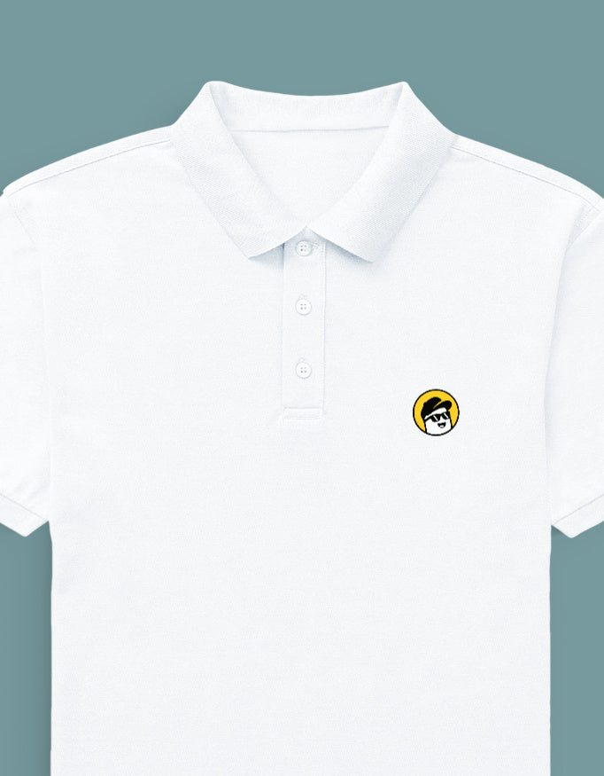 Person wearing a Dumkee light-colored polo shirt with a logo