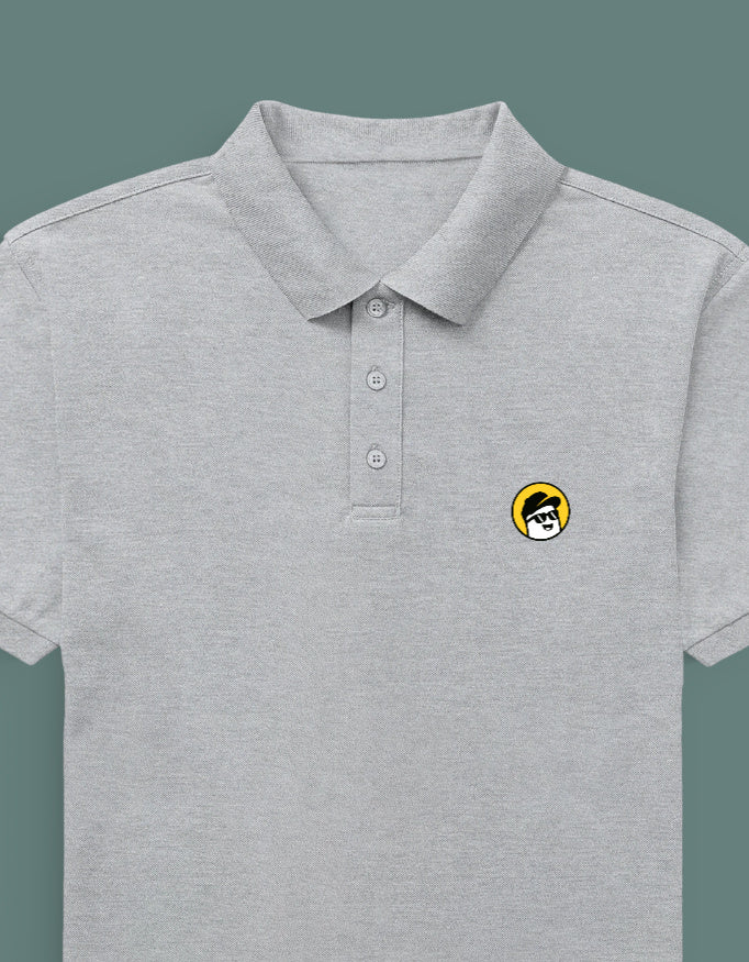Man sitting on a chair wearing a Dumkee gray polo shirt