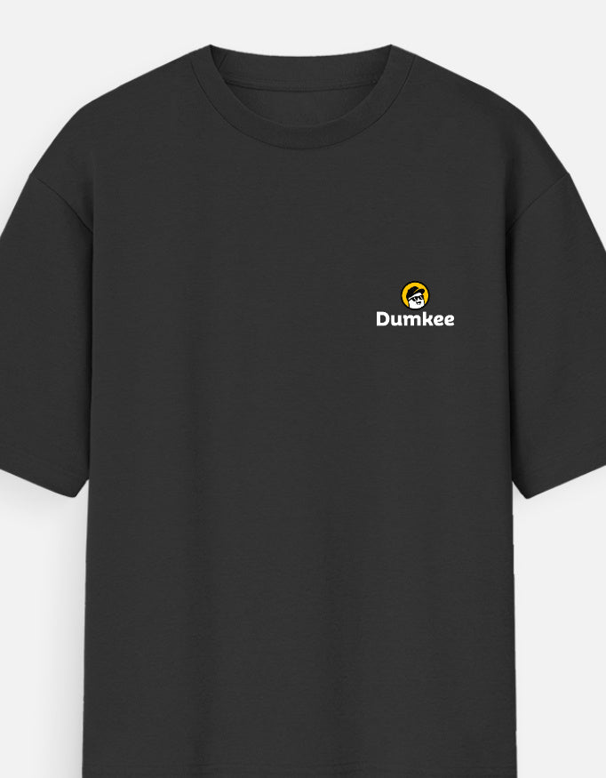 Man wearing a Dumkee Oversize black t-shirt with a logo