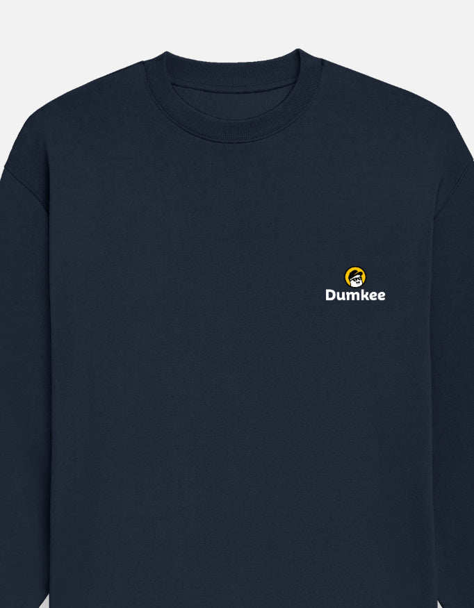 Person wearing a Dumkee Oversize navy blue sweatshirt with Dumkee logo