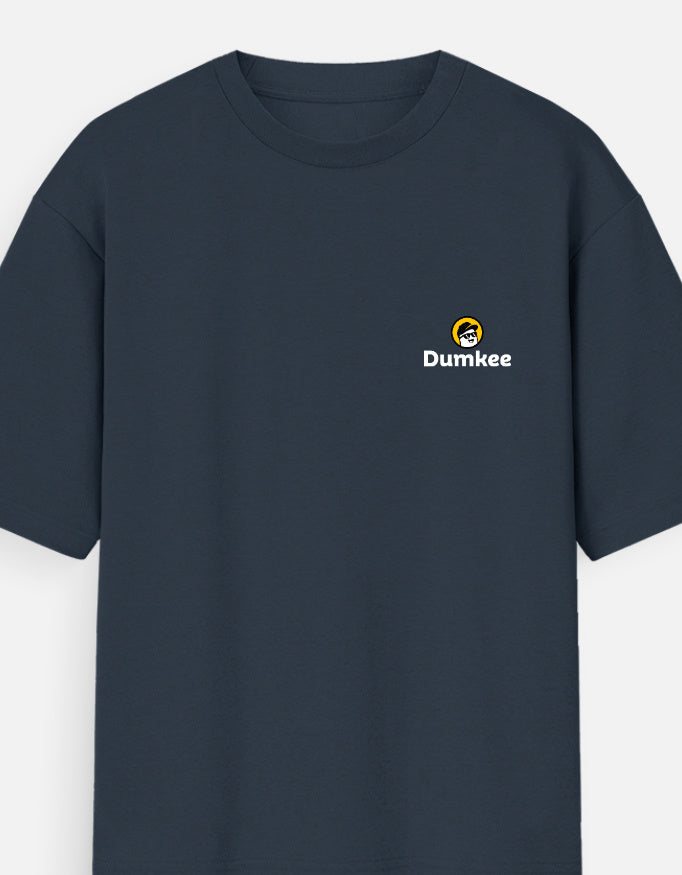 Man wearing a Dumkee Oversize navy t-shirt with a logo