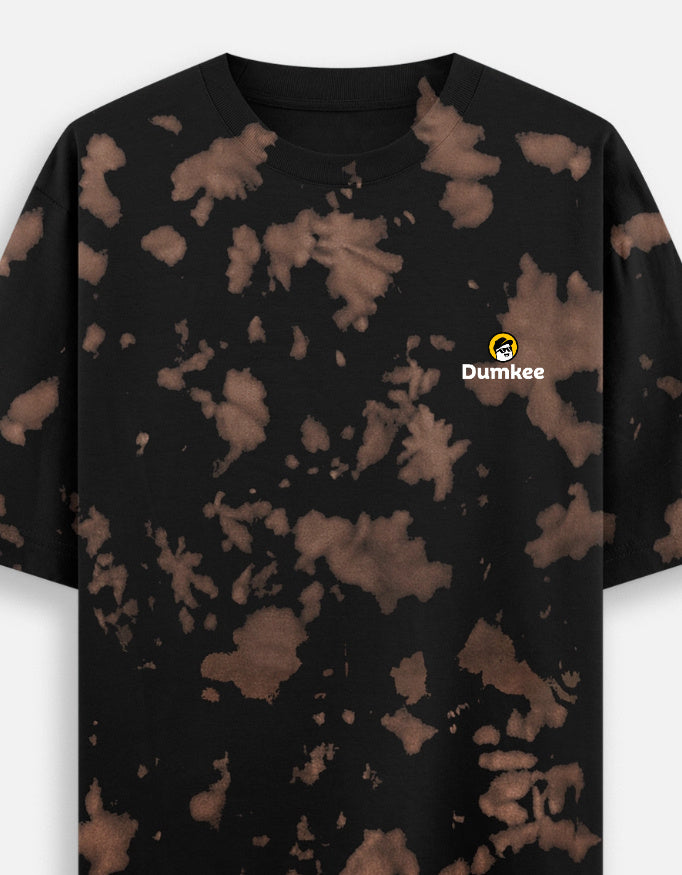 Man wearing a Dumkee Oversize black and brown tie-dye shirt with a beige cap