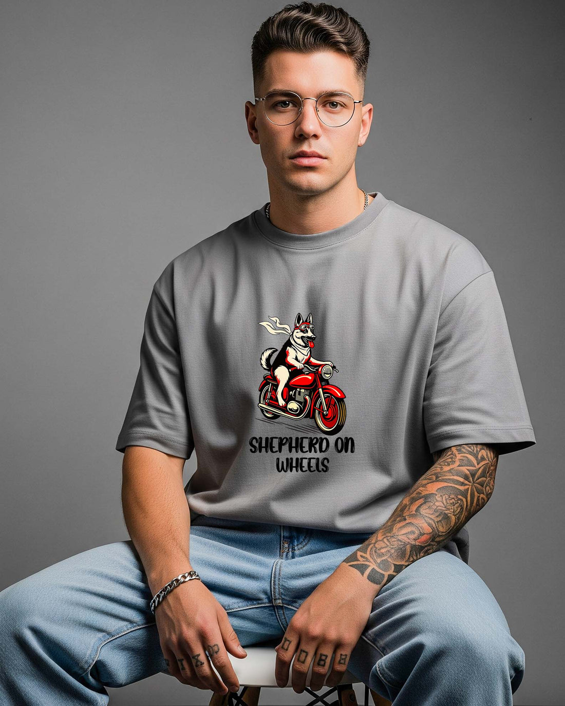 Man wearing a Dumkee gray oversize t-shirt with a graphic design and text