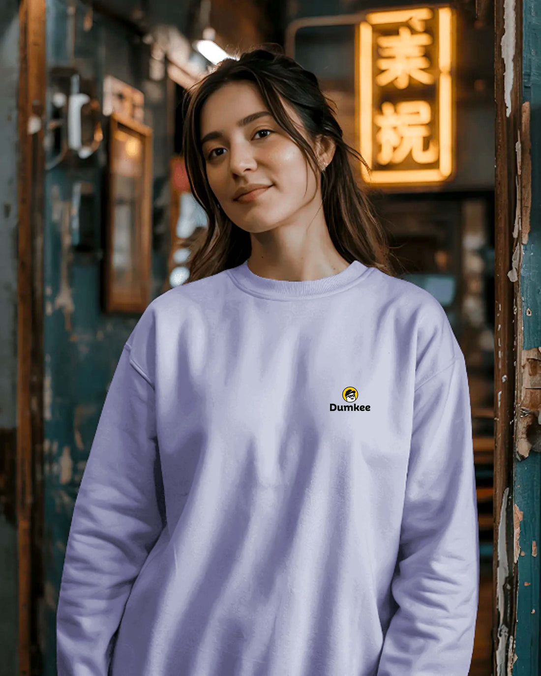 Person wearing a Dumkee Oversize lavender sweatshirt with Dumkee logo