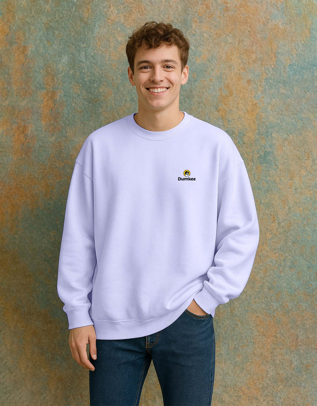 Person wearing a Dumkee Oversize lavender sweatshirt with Dumkee logo