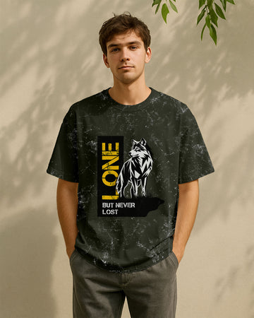 Person wearing a Dumkee Oversize black t-shirt with a graphic design on a beige background