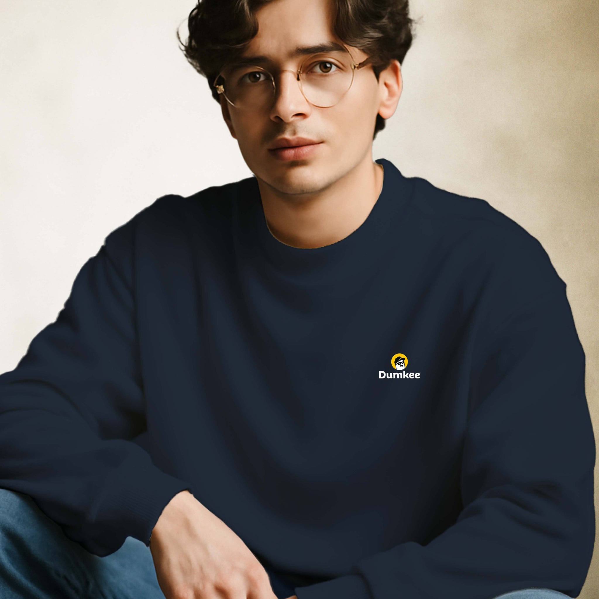 Person wearing a Dumkee Oversize navy blue sweatshirt with Dumkee logo