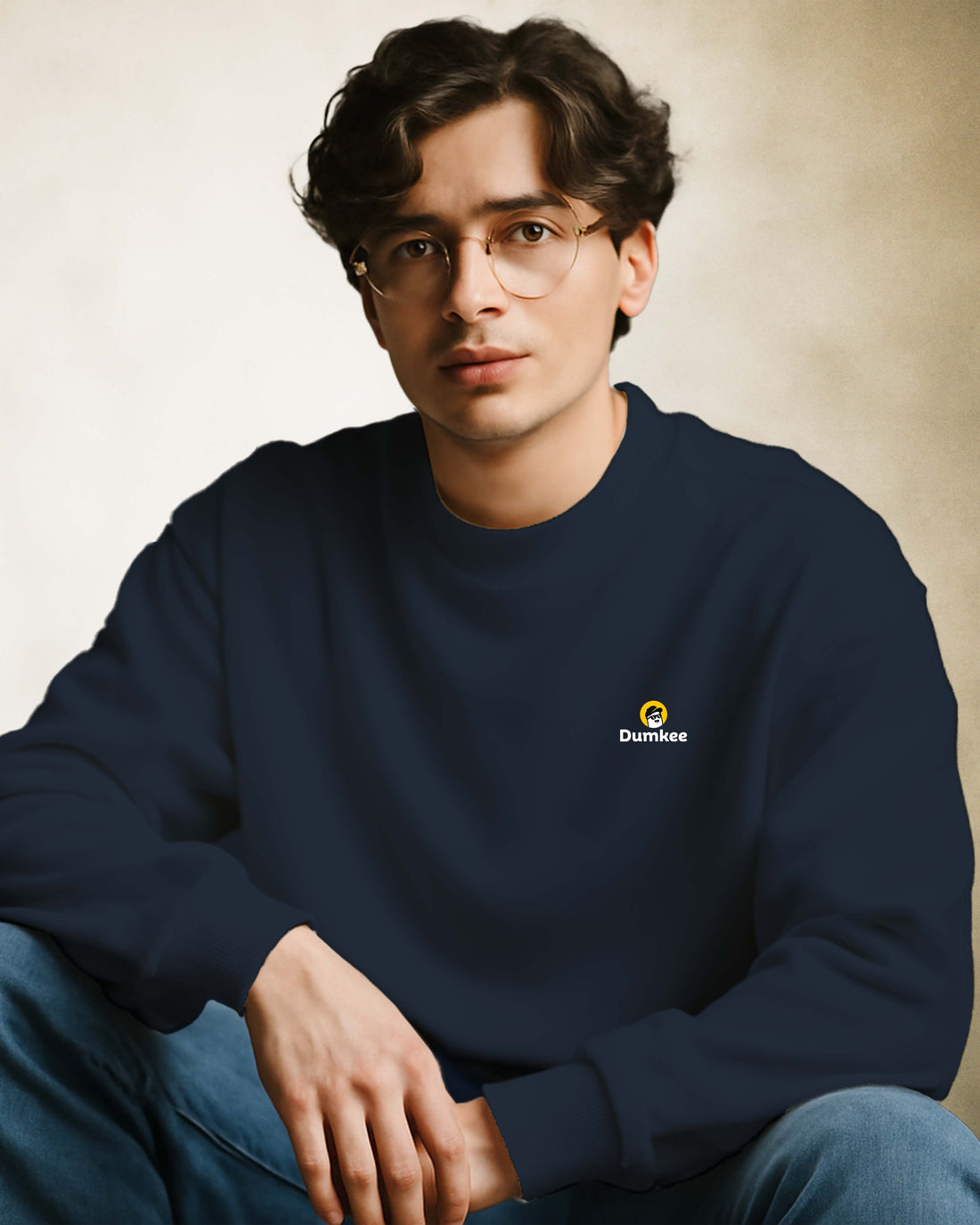 Person wearing a Dumkee Oversize navy blue sweatshirt with Dumkee logo