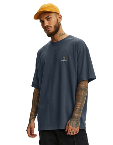 Man wearing a Dumkee Oversize navy t-shirt with a logo