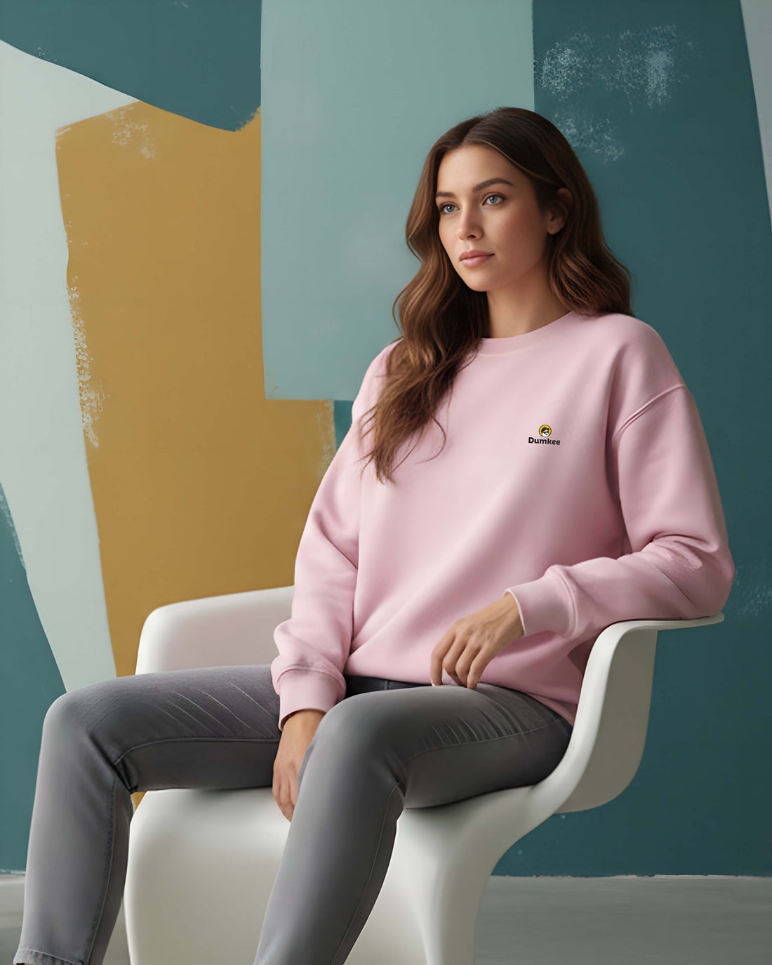 Woman wearing a Dumkee Oversize pink sweatshirt with a logo.