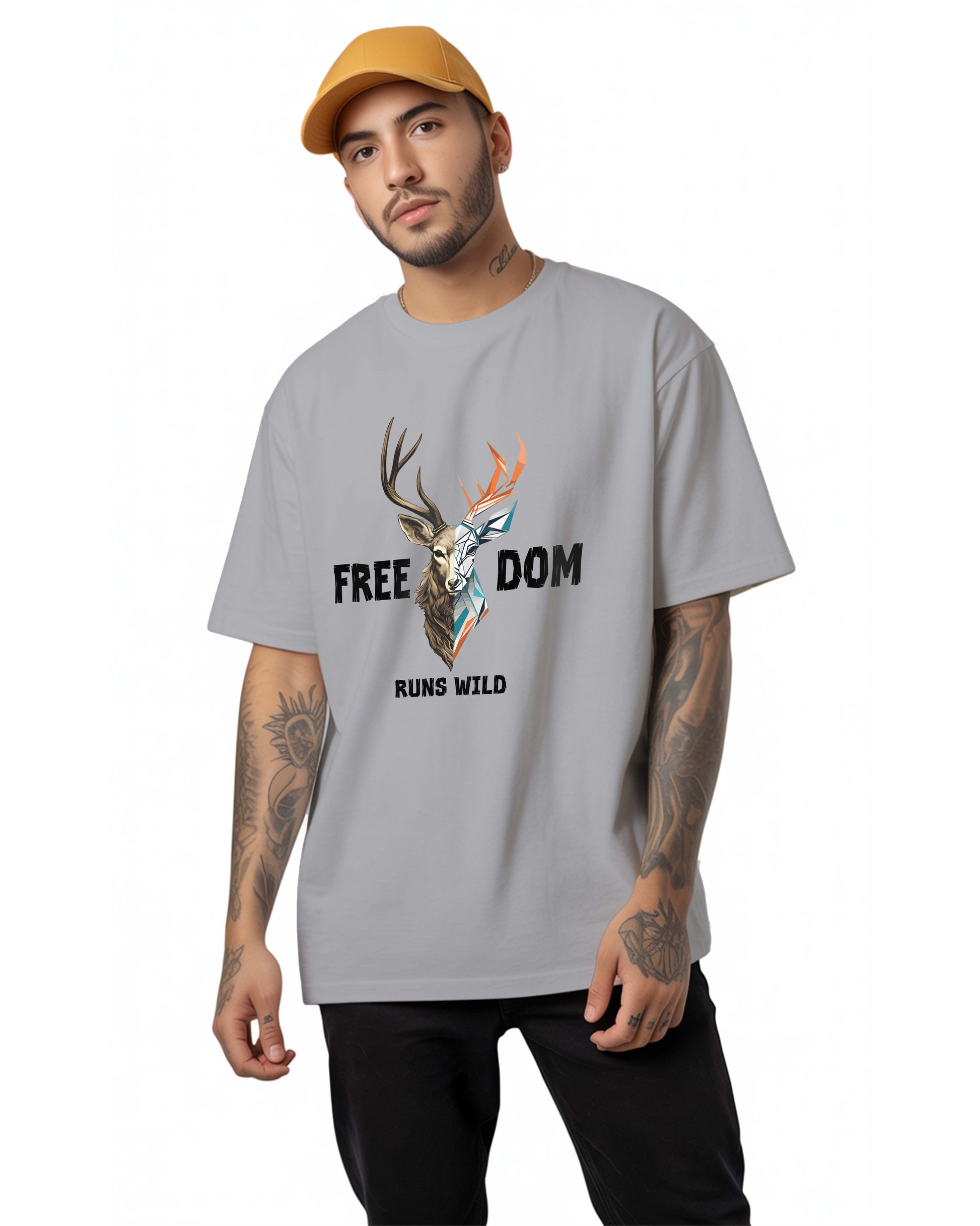 Man wearing a Dumkee Oversize gray t-shirt with a graphic design and text